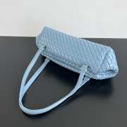 Uubags | Bottega Veneta Let's Go bag with elongated foldable shape in padded Intrecciato leather blue - 5