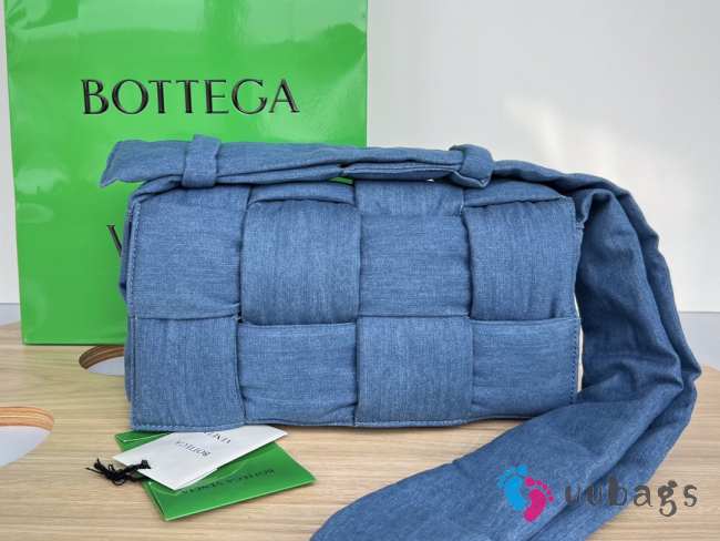 Uubags | Bottega Veneta Padded Tech Cassette padded intreccio nylon bag in blue 15x30x7.5cm - 1