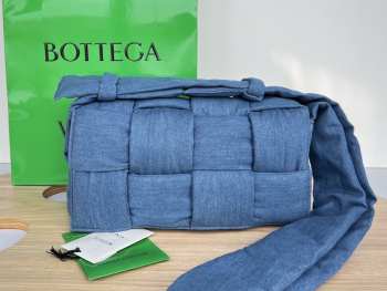 Uubags | Bottega Veneta Padded Tech Cassette padded intreccio nylon bag in blue 15x30x7.5cm