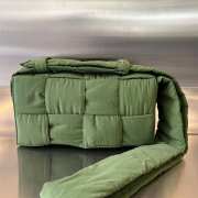 Uubags | Bottega Veneta Padded Tech Cassette padded intreccio nylon bag in green 15x30x7.5cm - 1