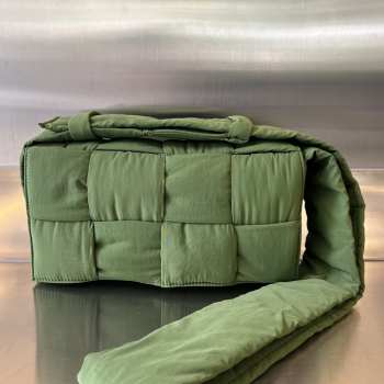 Uubags | Bottega Veneta Padded Tech Cassette padded intreccio nylon bag in green 15x30x7.5cm