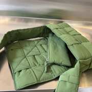 Uubags | Bottega Veneta Padded Tech Cassette padded intreccio nylon bag in green 15x30x7.5cm - 2