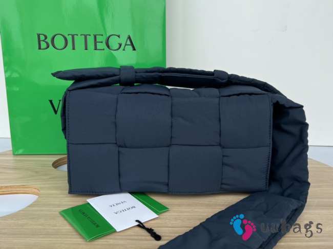 Uubags | Bottega Veneta Padded Tech Cassette padded intreccio nylon bag in navy blue 15x30x7.5cm - 1