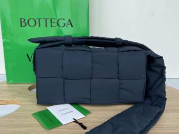 Uubags | Bottega Veneta Padded Tech Cassette padded intreccio nylon bag in navy blue 15x30x7.5cm