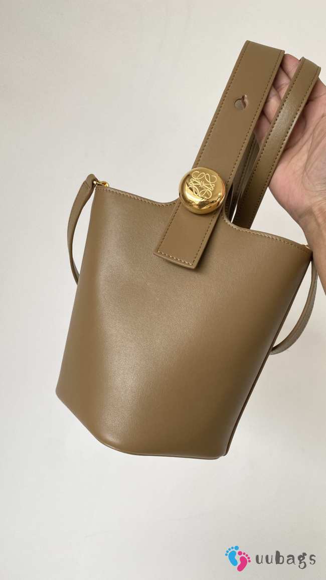 Uubags | Loewe mini Pebble bucket bag in oak mellow calfskin 16x16x19.5cm - 1