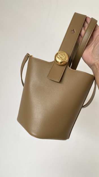 Uubags | Loewe mini Pebble bucket bag in oak mellow calfskin 16x16x19.5cm