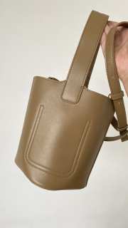 Uubags | Loewe mini Pebble bucket bag in oak mellow calfskin 16x16x19.5cm - 2