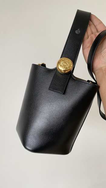 Uubags | Loewe mini Pebble bucket bag in black mellow calfskin 16x16x19.5cm