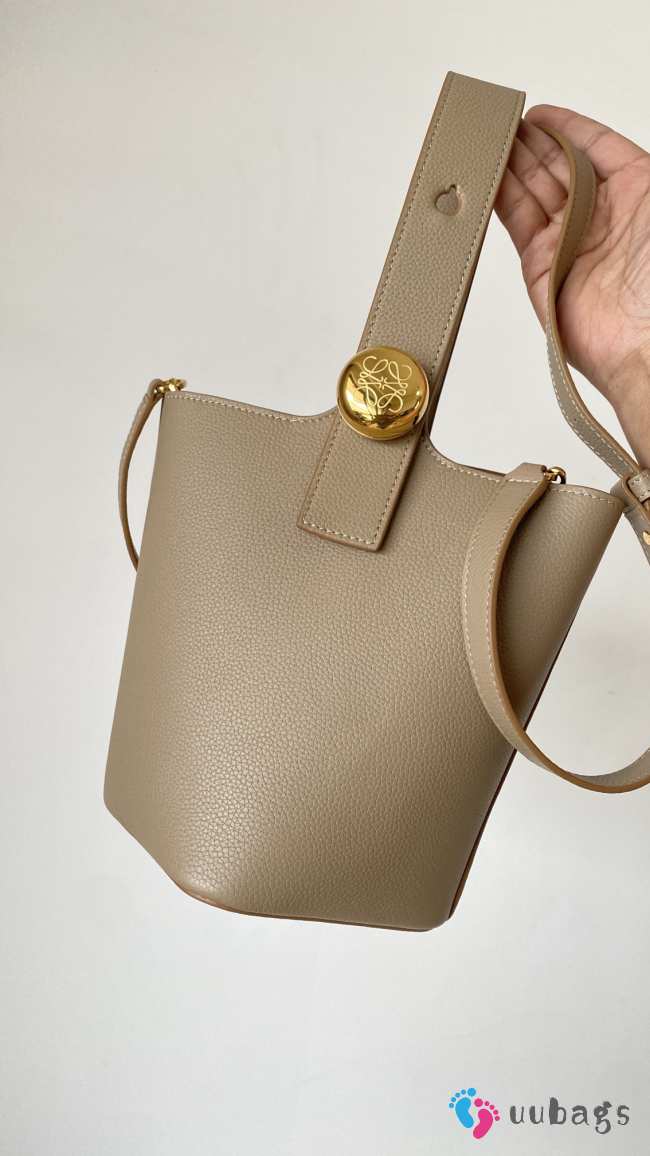 Uubags | Loewe mini Pebble bucket bag in beige mellow calfskin 16x16x19.5cm - 1