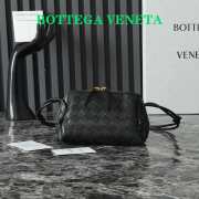 Uubags | Bottega Veneta Intrecciato Concert Pouch In Black 18.5x11.5x8.5cm - 1