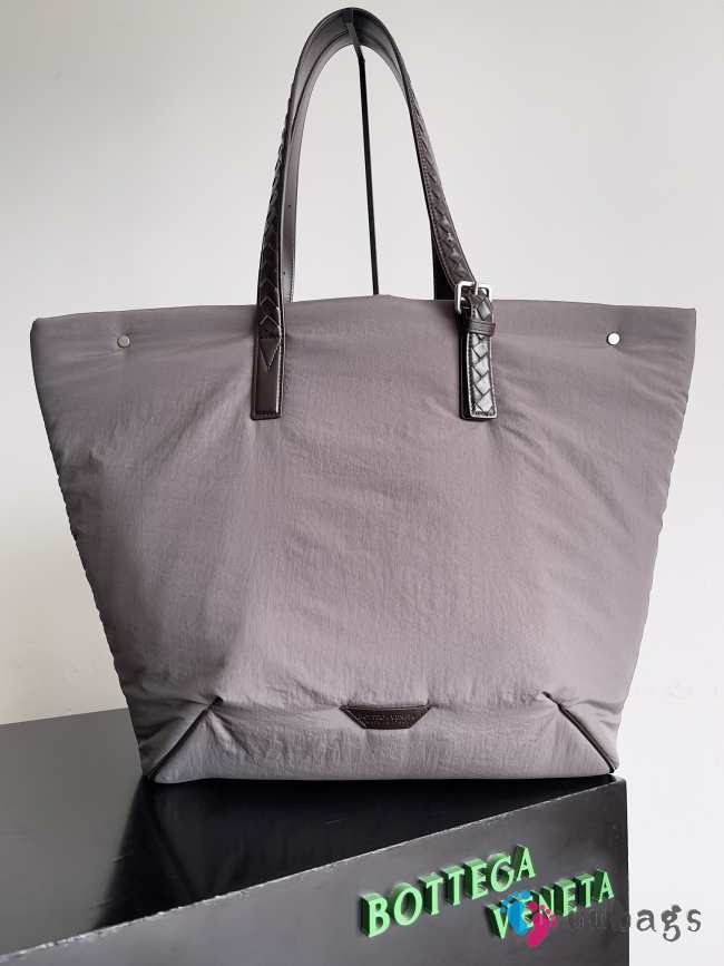 Uubags | Bottega Veneta Crossroad Buckle Tote bag in lightweight padded nylon purple 58x40x20cm - 1