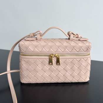 Uubags | Bottega Veneta Intrecciato leather vanity case in pink with detachable strap 22x12.5x5cm