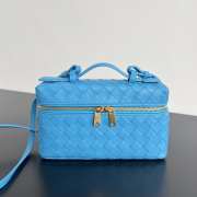 Uubags | Bottega Veneta Intrecciato leather vanity case in blue with detachable strap 22x12.5x5cm - 1