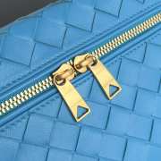 Uubags | Bottega Veneta Intrecciato leather vanity case in blue with detachable strap 22x12.5x5cm - 2