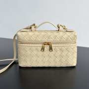 Uubags | Bottega Veneta Intrecciato leather vanity case in cream with detachable strap 22x12.5x5cm - 1