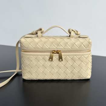 Uubags | Bottega Veneta Intrecciato leather vanity case in cream with detachable strap 22x12.5x5cm