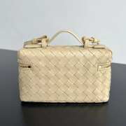 Uubags | Bottega Veneta Intrecciato leather vanity case in cream with detachable strap 22x12.5x5cm - 4