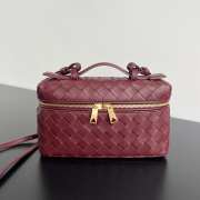 Uubags | Bottega Veneta Intrecciato leather vanity case in burgundy with detachable strap 22x12.5x5cm - 1