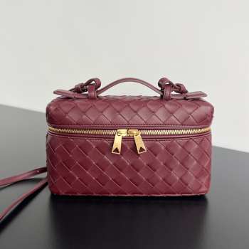 Uubags | Bottega Veneta Intrecciato leather vanity case in burgundy with detachable strap 22x12.5x5cm