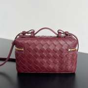 Uubags | Bottega Veneta Intrecciato leather vanity case in burgundy with detachable strap 22x12.5x5cm - 6