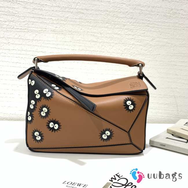 Uubags | Loewe x Studio Ghibli Collabo Spirited Away Susuwatari Puzzle Bag In Brown 24cm - 1