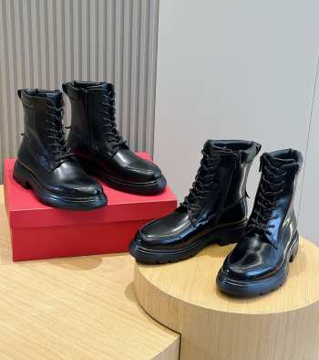 Uubags | Ferragamo Combat boot with maxi-tongue in black 