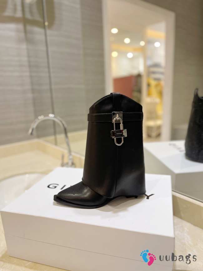 Uubags | Givenchy Shark Lock Cowboy ankle boots in black aged leather 6cm - 1