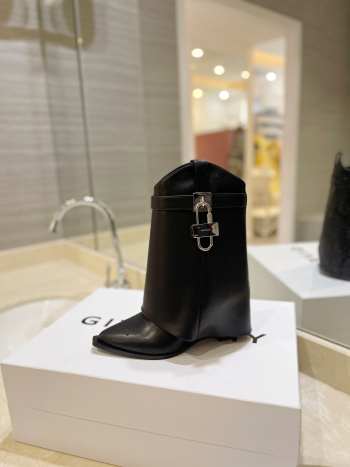 Uubags | Givenchy Shark Lock Cowboy ankle boots in black aged leather 6cm