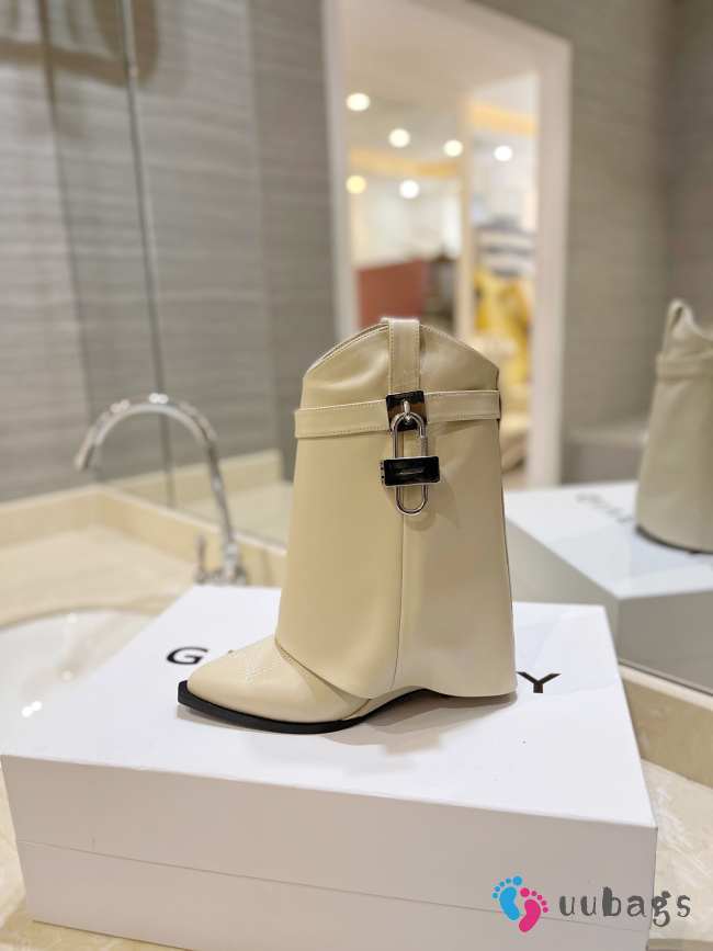 Uubags | Givenchy Shark Lock Cowboy ankle boots in white aged leather 6cm - 1