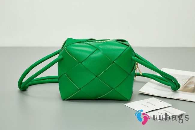 Uubags | Bottega Veneta mini cassette camera bag in green soft lambskin leather 14.5x14.5x7.5cm - 1