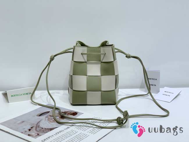 Uubags | Bottega Veneta Cassette Small Bucket Bag in Green/white Intrecciato Leather 18x14x14cm - 1