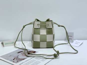 Uubags | Bottega Veneta Cassette Small Bucket Bag in Green/white Intrecciato Leather 18x14x14cm