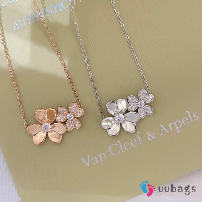 Uubags | Van Cleef & Arpels Frivole pendant, 2 flowers 18K gold, diamond necklace - 1