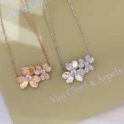 Uubags | Van Cleef & Arpels Frivole pendant, 2 flowers 18K gold, diamond necklace - 1