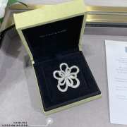 Uubags | Van Cleef & Arpels Flowerlace clip and pendant 18K white gold, diamond necklace - 1