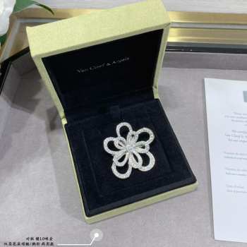 Uubags | Van Cleef & Arpels Flowerlace clip and pendant 18K white gold, diamond necklace