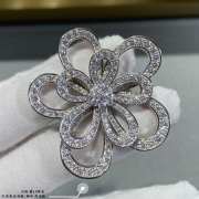 Uubags | Van Cleef & Arpels Flowerlace clip and pendant 18K white gold, diamond necklace - 6