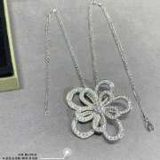 Uubags | Van Cleef & Arpels Flowerlace clip and pendant 18K white gold, diamond necklace - 3