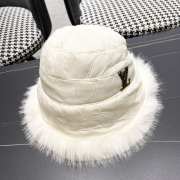 Uubags | Louis Vuitton fur bucket hat in white - 5