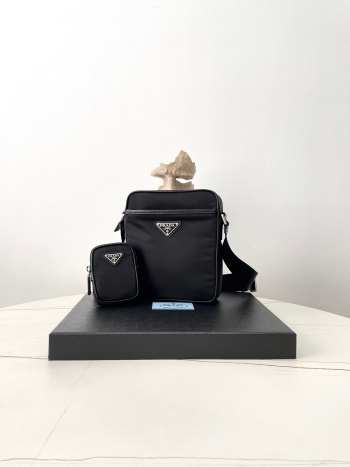 Uubags | Prada Re-Nylon and Saffiano shoulder bag 17x20x5cm