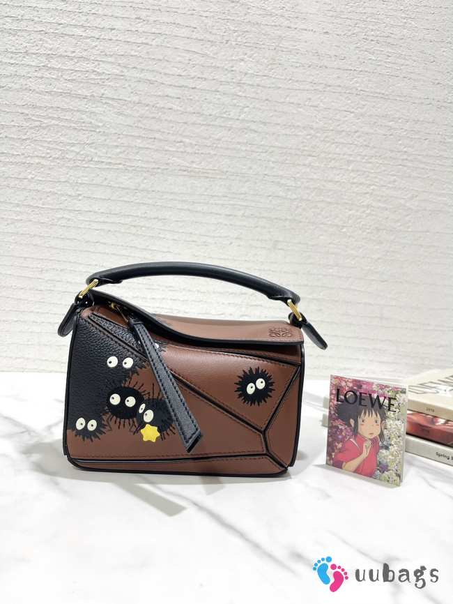 Uubags | Loewe x Studio Ghibli Collabo Spirited Away Susuwatari Puzzle Bag In Dark Brown 18cm - 1