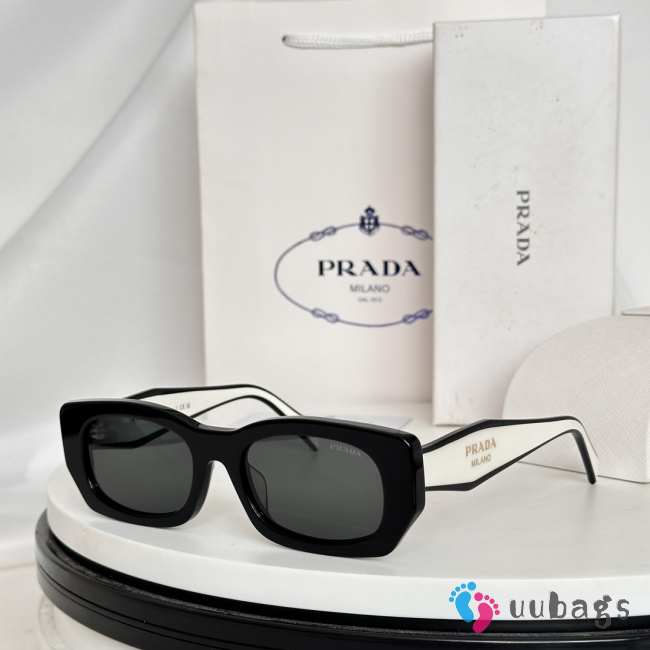 Uubags | Prada PRB05S sunglasses with logo - 1