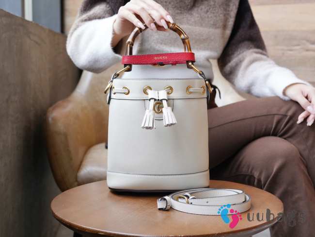 Uubags | Gucci Diana Bucket Bag in White Leather 19x30.5x6cm - 1