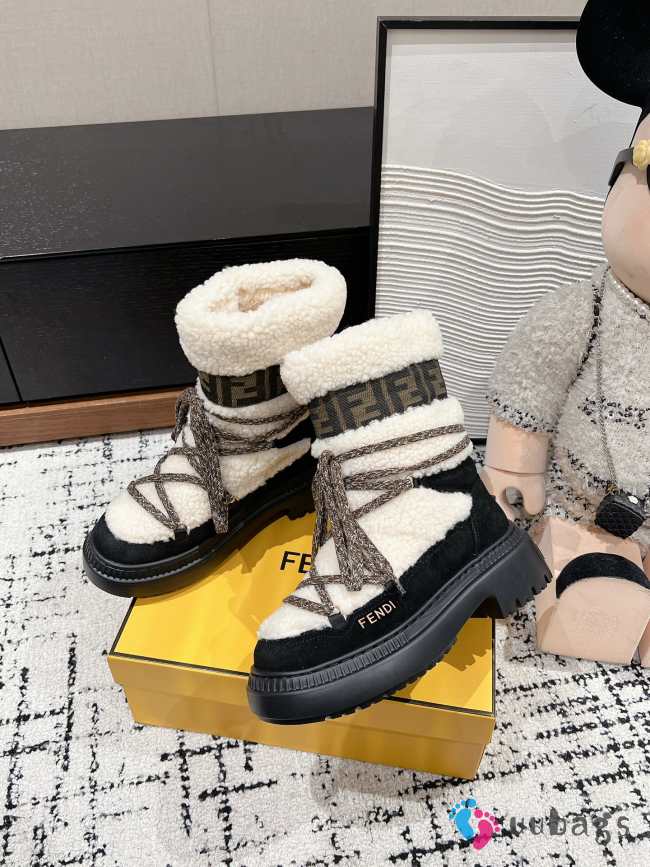 Uubags | Fendi Apres Chic White sheepskin and black suede boots in white - 1