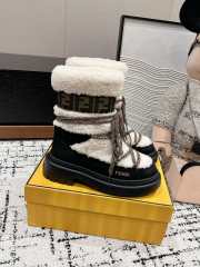 Uubags | Fendi Apres Chic White sheepskin and black suede boots in white - 5