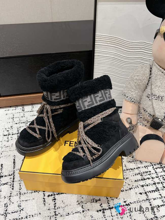 Uubags | Fendi Apres Chic White sheepskin and black suede boots  - 1