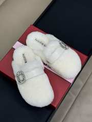 Uubags | Roger Vivier Fur Slippers In White - 1