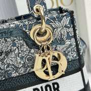 Uubags | Dior Medium Lady D-Lite Bag Latte Embroidery with Blue Dior Around the World Motif - 4