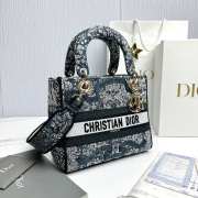 Uubags | Dior Medium Lady D-Lite Bag Latte Embroidery with Blue Dior Around the World Motif - 2