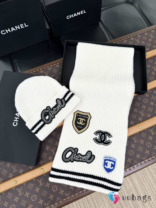 Uubags | Set Chanel scarf and cap in white - 1